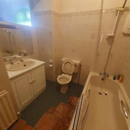 Twin At Richmond House بيت ضيافة